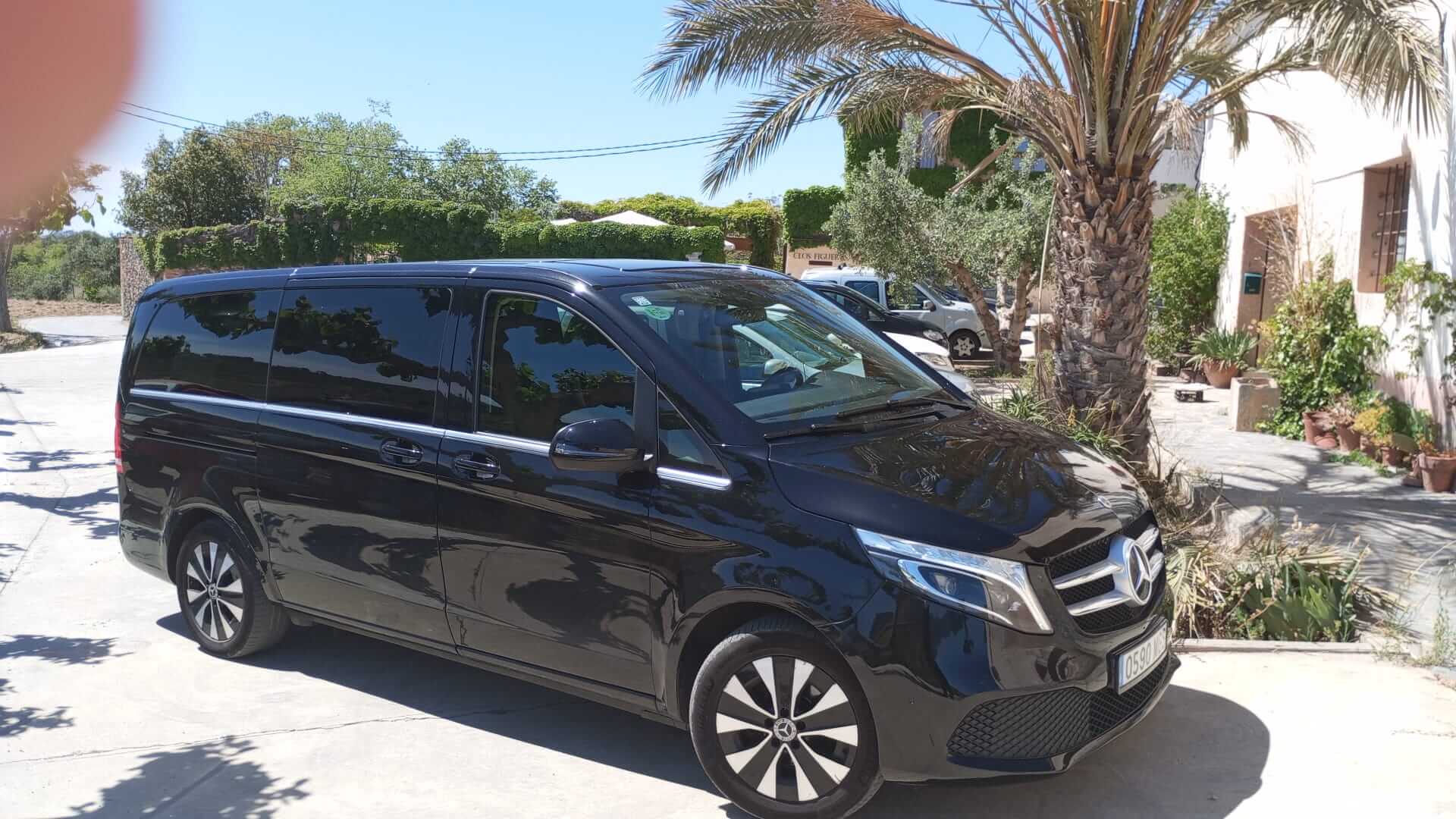 Noleggia un 7 posti a sedere Minivan (Mercedes Clase V - Avantgarden 2022) da VIP MONTPE TOURS a Polinya