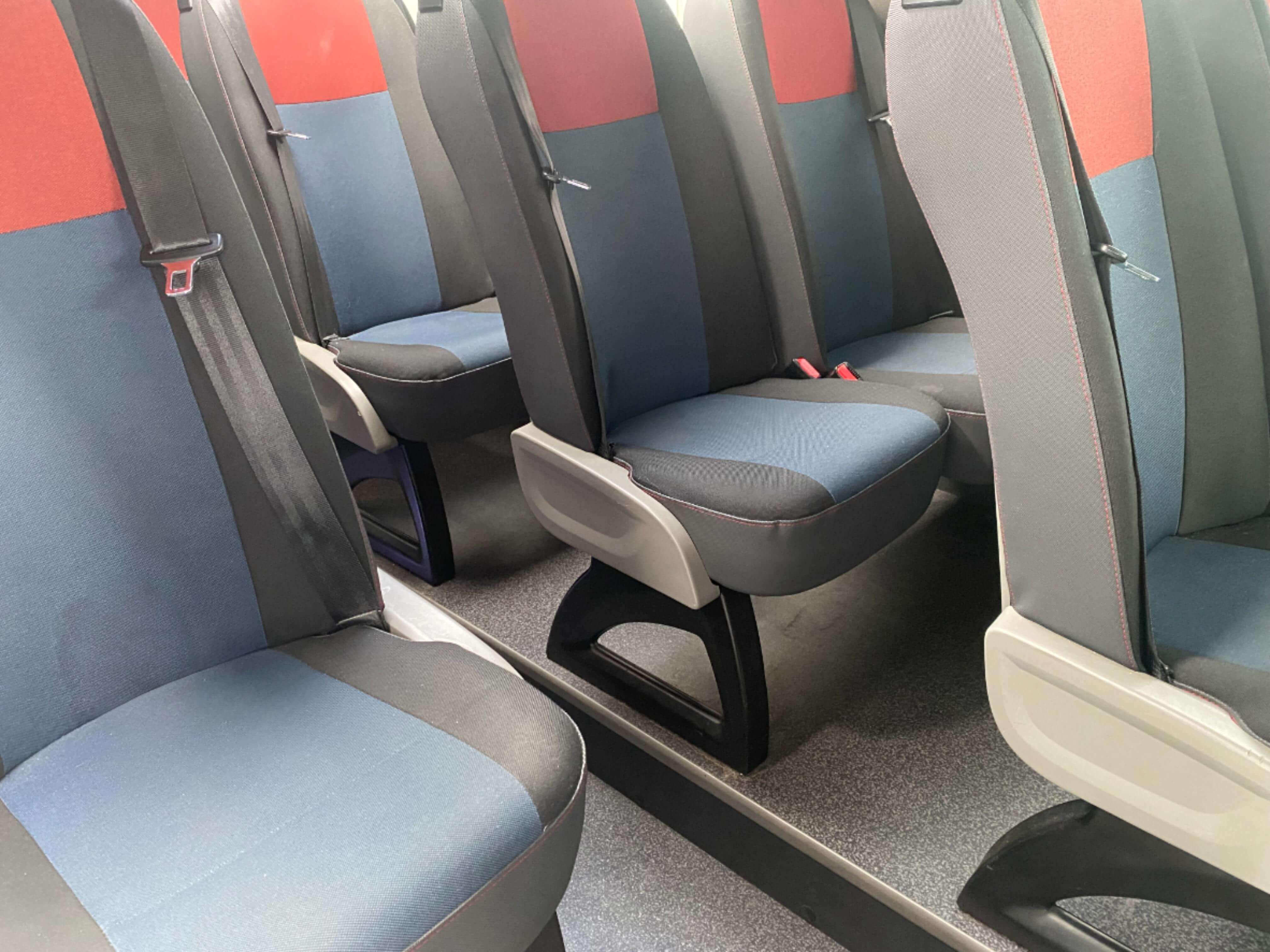 Alquile un Minibús de 13 plazas Renault Master 2019) de Fleet and Goo S.L de Sentmenat 