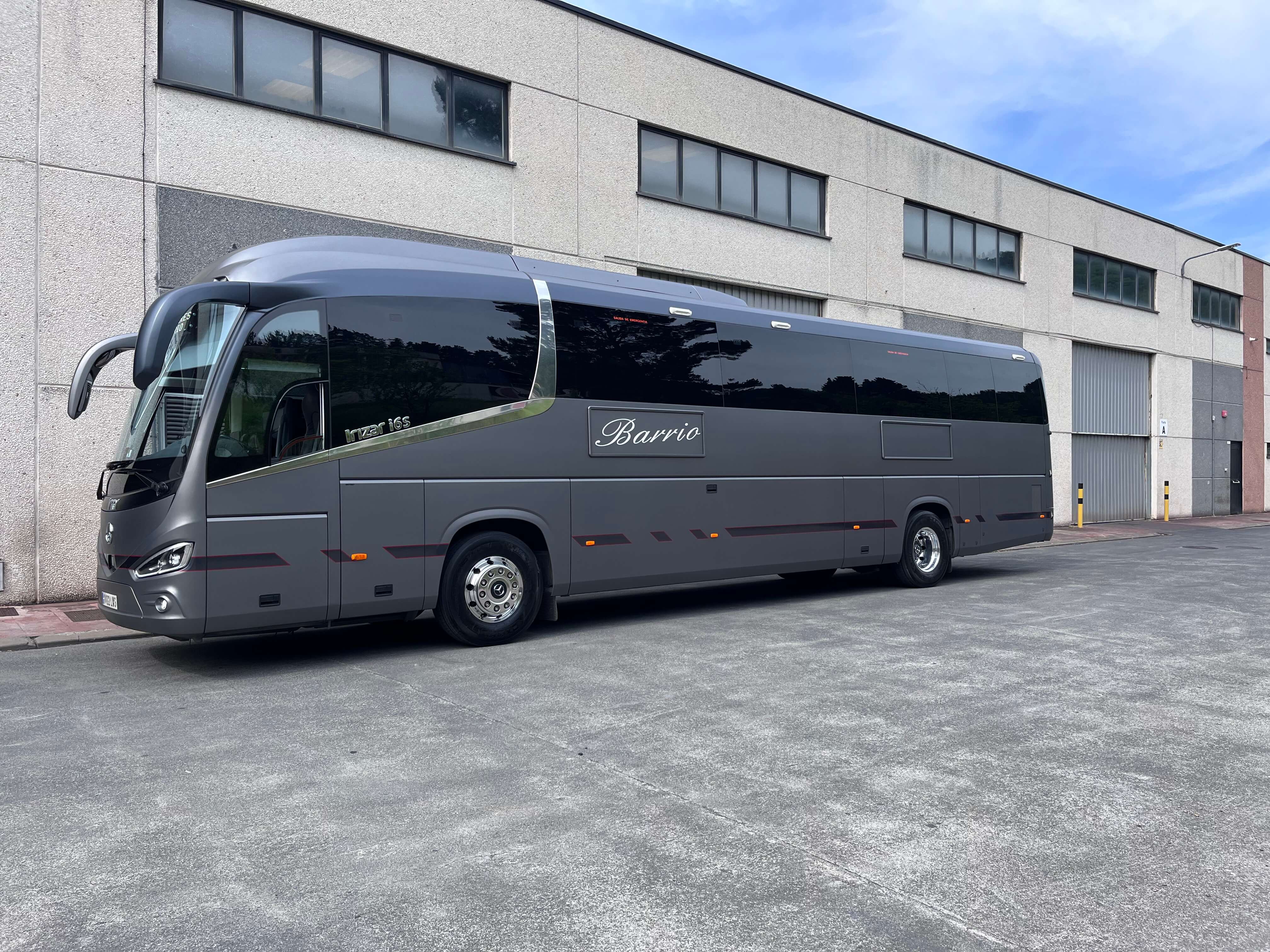 Alquile un Autocar Clase VIP de 60 plazas Mercedes-Benz Irizar i6s 2023) de AUTOBUSES BARRIO de Ermua 