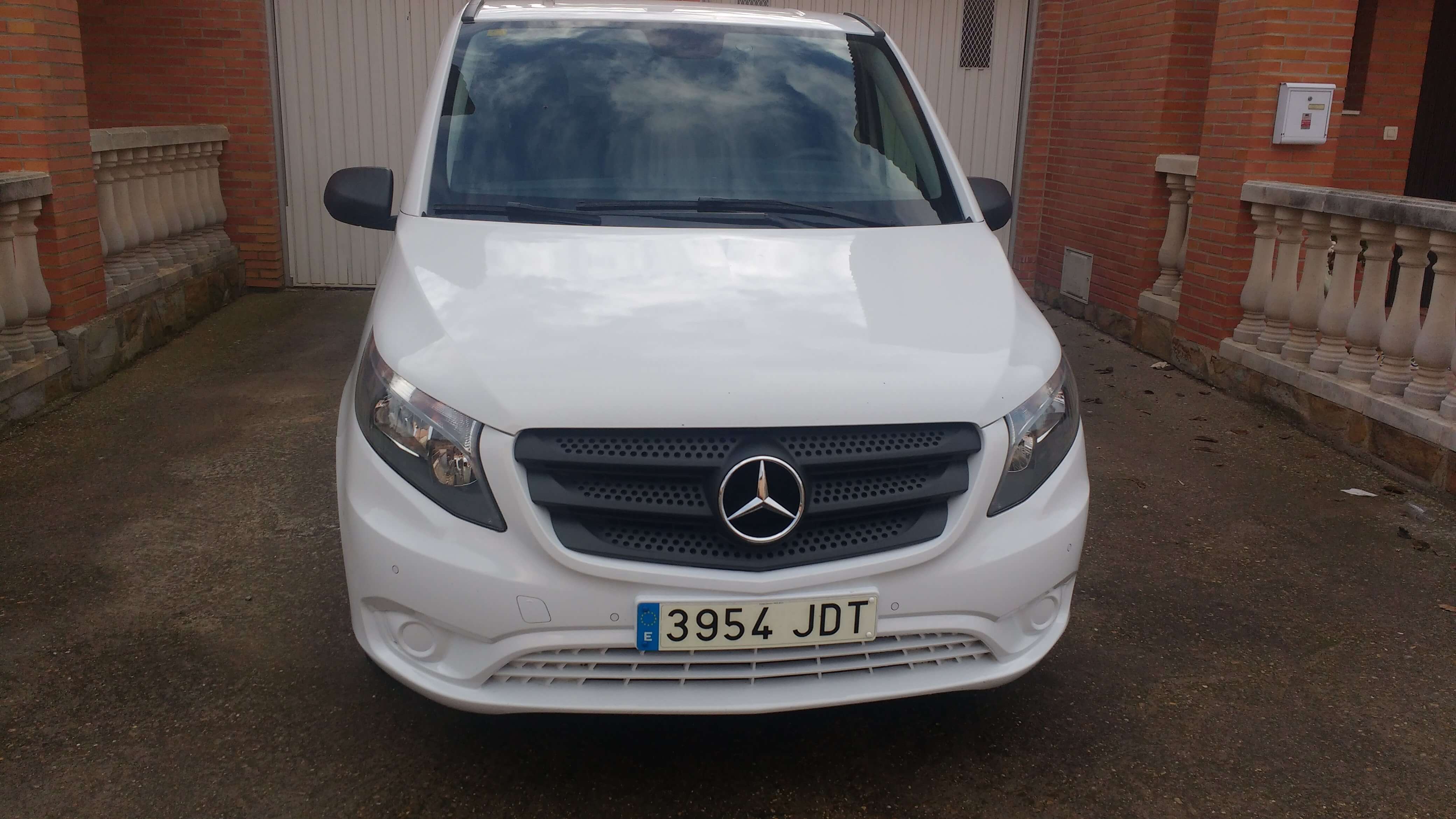 Alquile un Taxi XL de 8 plazas MERCEDES Vito 2015) de TAXI 8 PLAZAS de MALLÉN 