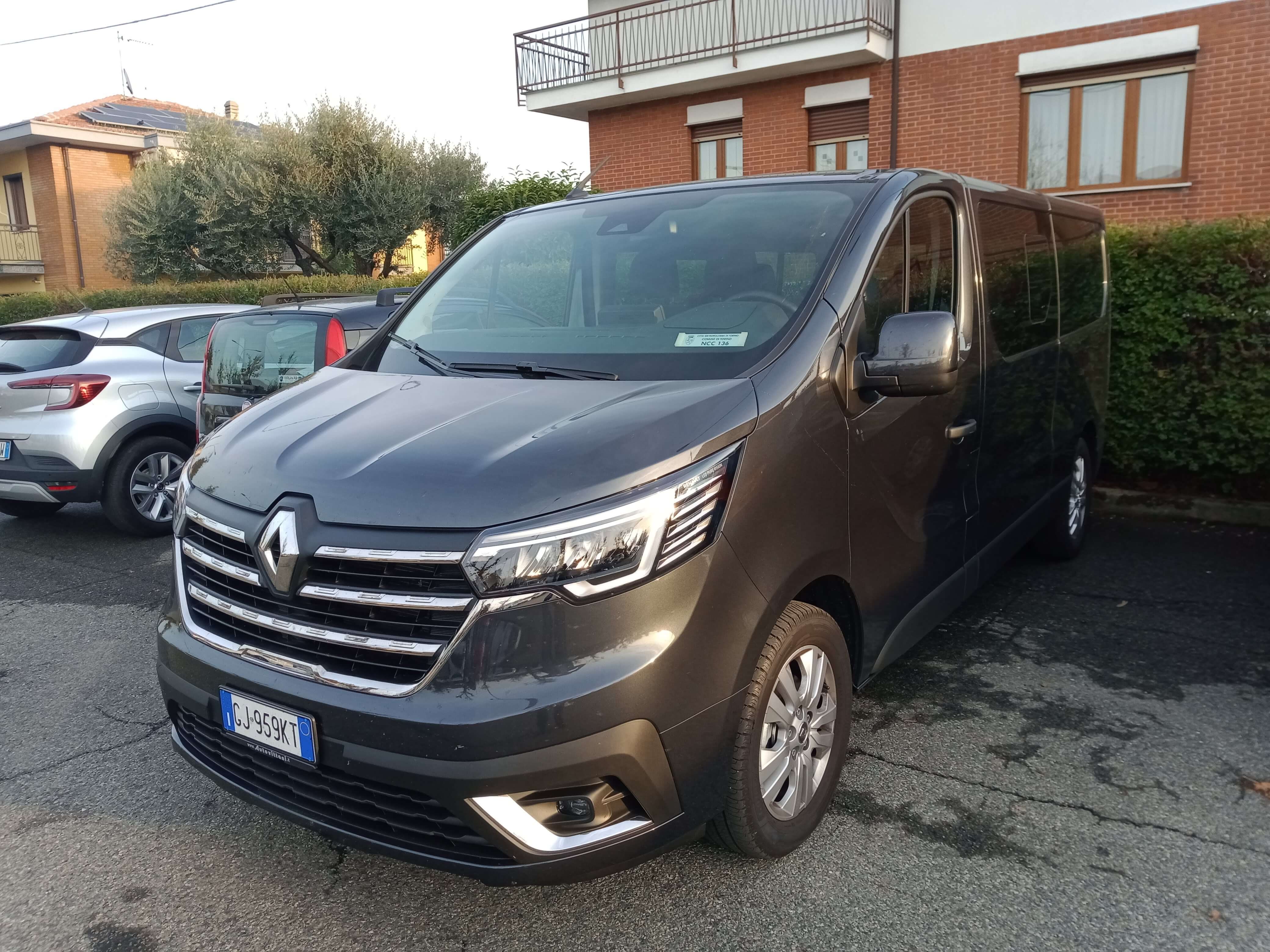 Hire a 8 seater Microbus (Renault Trafic 2022) from Sanero Ncc in venaria reale 