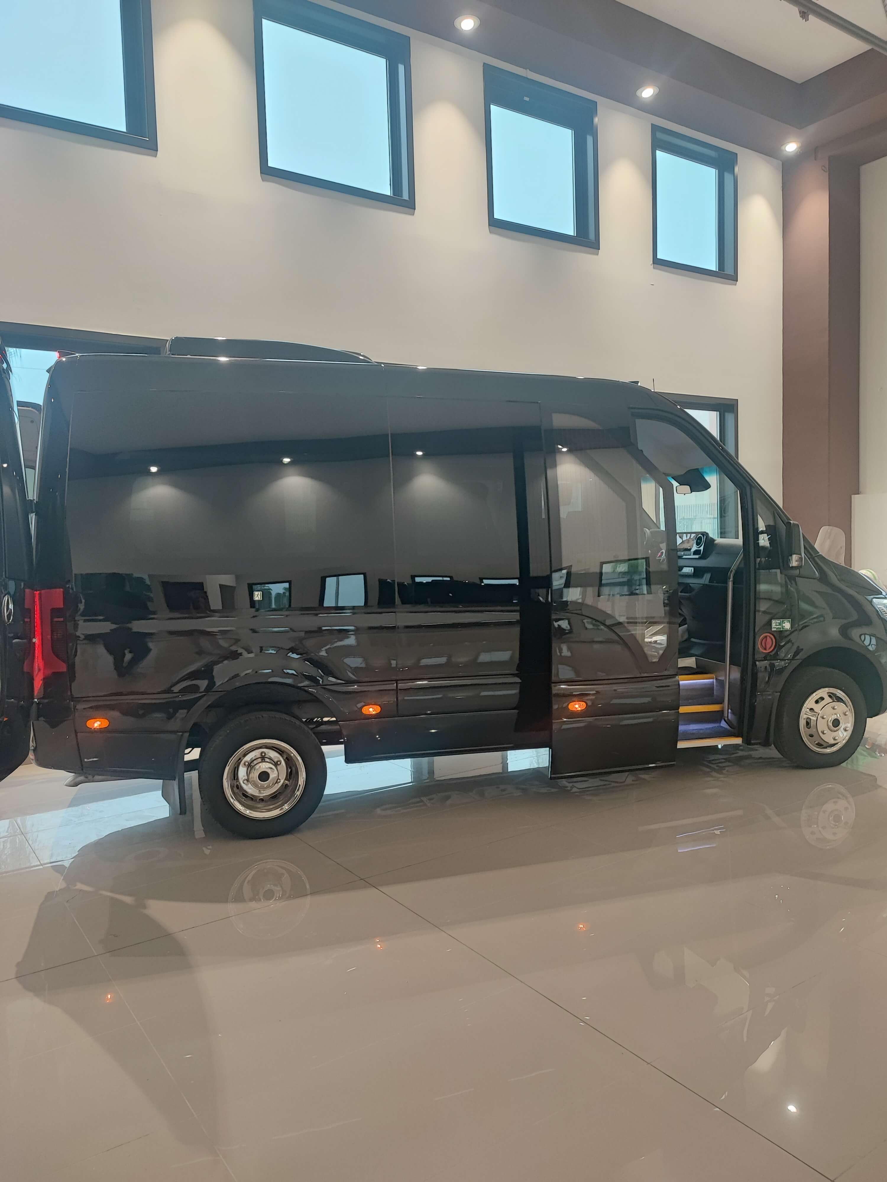 Alquila un 14 asiento Minibús (Mercedes  Sprinter  2024) de Esposito Travel en Castello di Cisterna Na 
