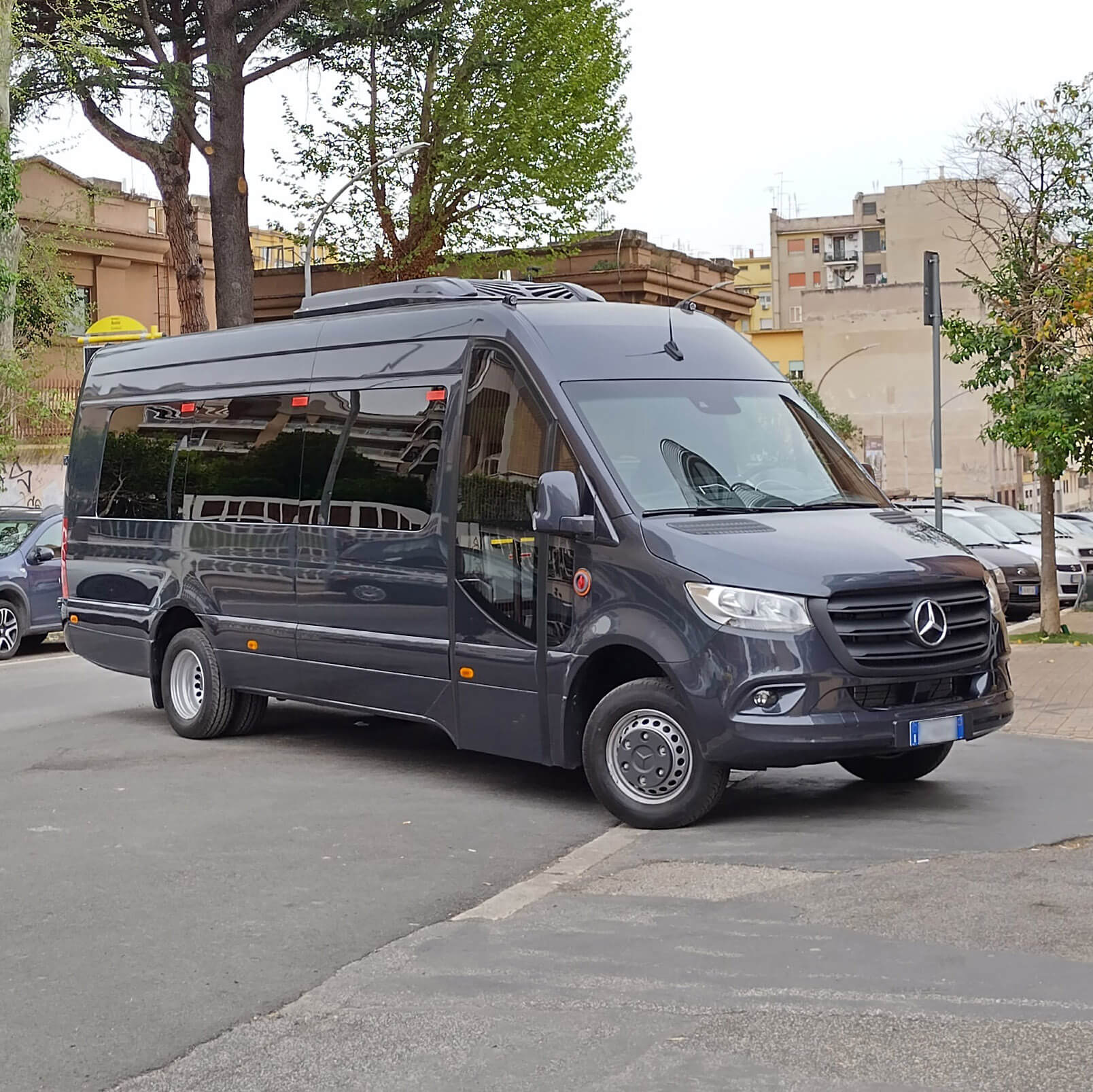 Alquile un Minibús de 16 plazas Mercedes Benz Sprinter 2024) de Punto Transfer di Emiliano Punturiero de Roma 
