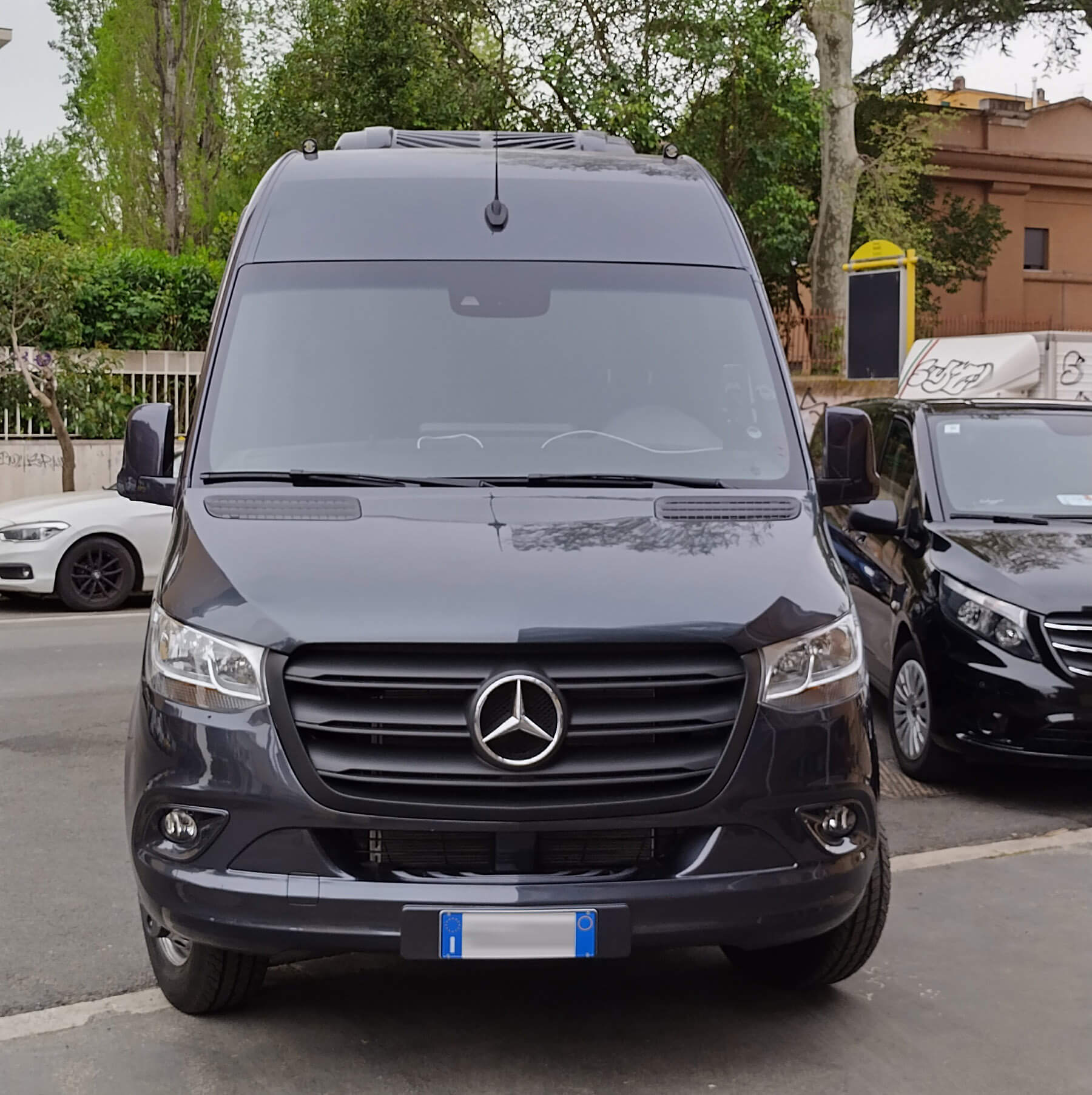 Alquila un 16 asiento Minibús (Mercedes Benz Sprinter 2024) de Punto Transfer di Emiliano Punturiero en Roma 