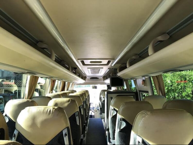 Alquile un Autocar Clase VIP de 37 plazas Cummins XMQ6996 2018) de Trax Shuttle Services de Lisbon District 