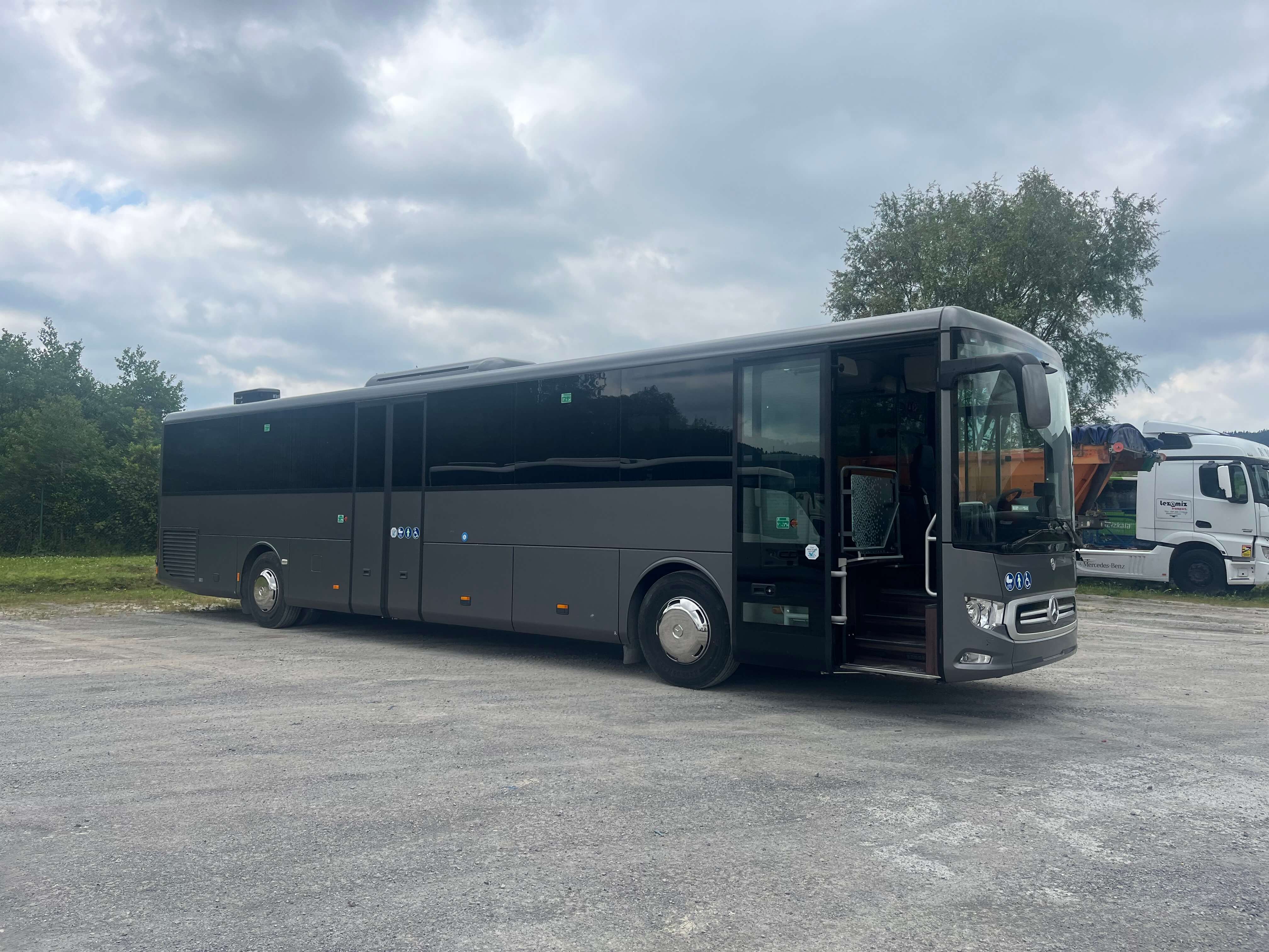 Alquila un 63 asiento Autocar estándard (Mercedes-Benz Intouro Hybrid 2023) de AUTOBUSES BARRIO en Ermua 