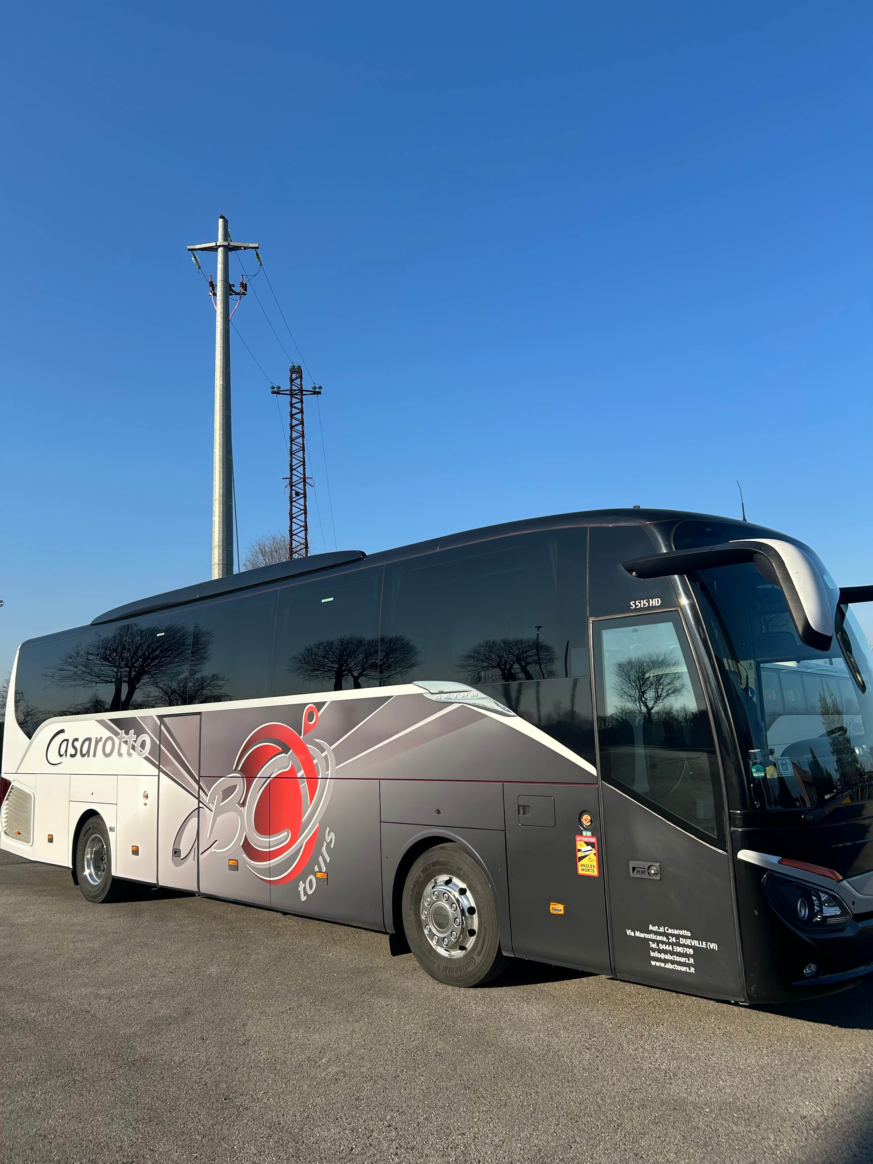 Hire a 54 seater Executive  Coach (SETRA 515  2016) from Autoservizi Casarotto s.r.l. in Dueville, Vicenza 