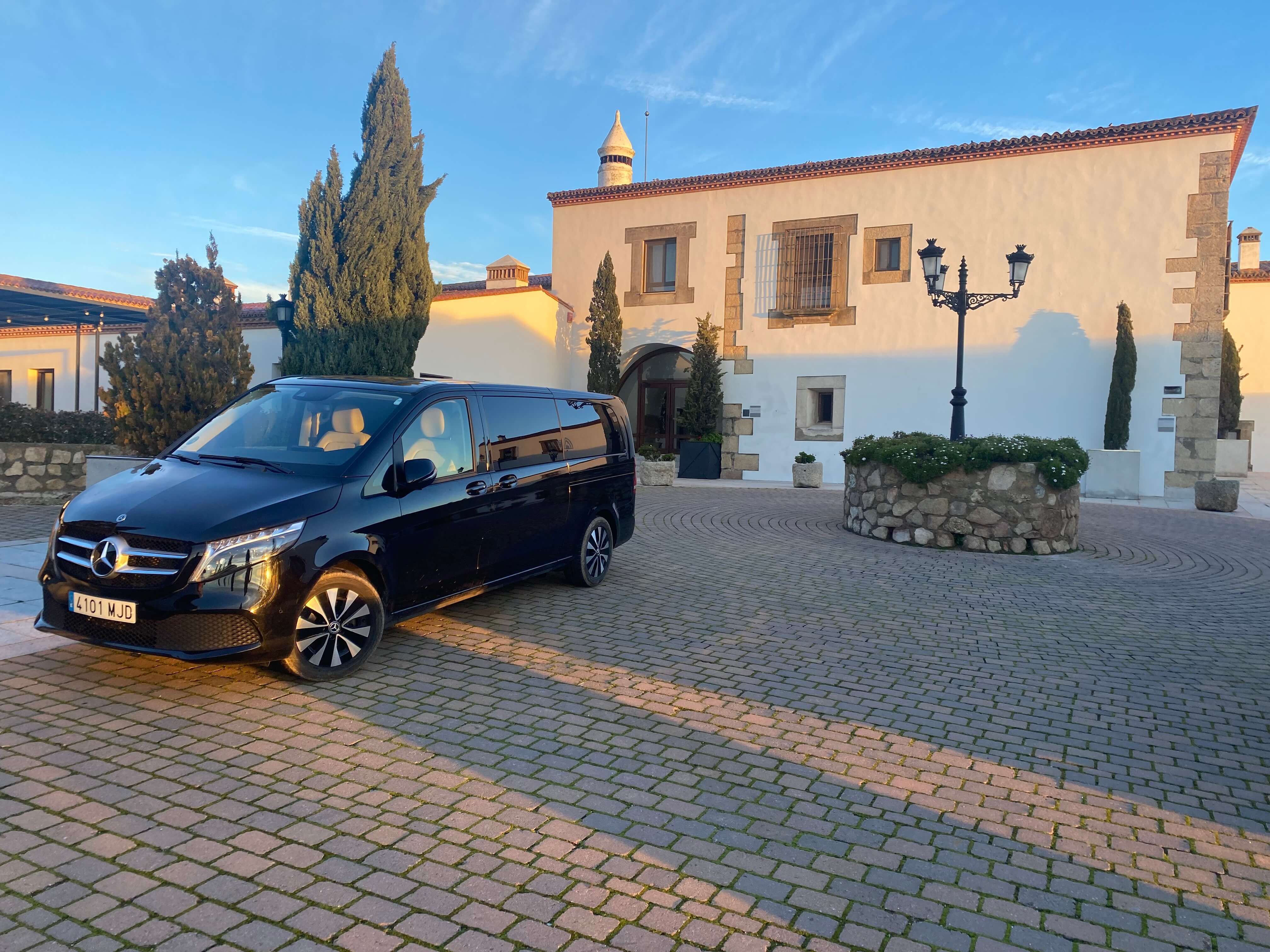 Alquila un 7 asiento Minivan (Mercedes Clase V 2023) de Autosbusvip en Caceres 