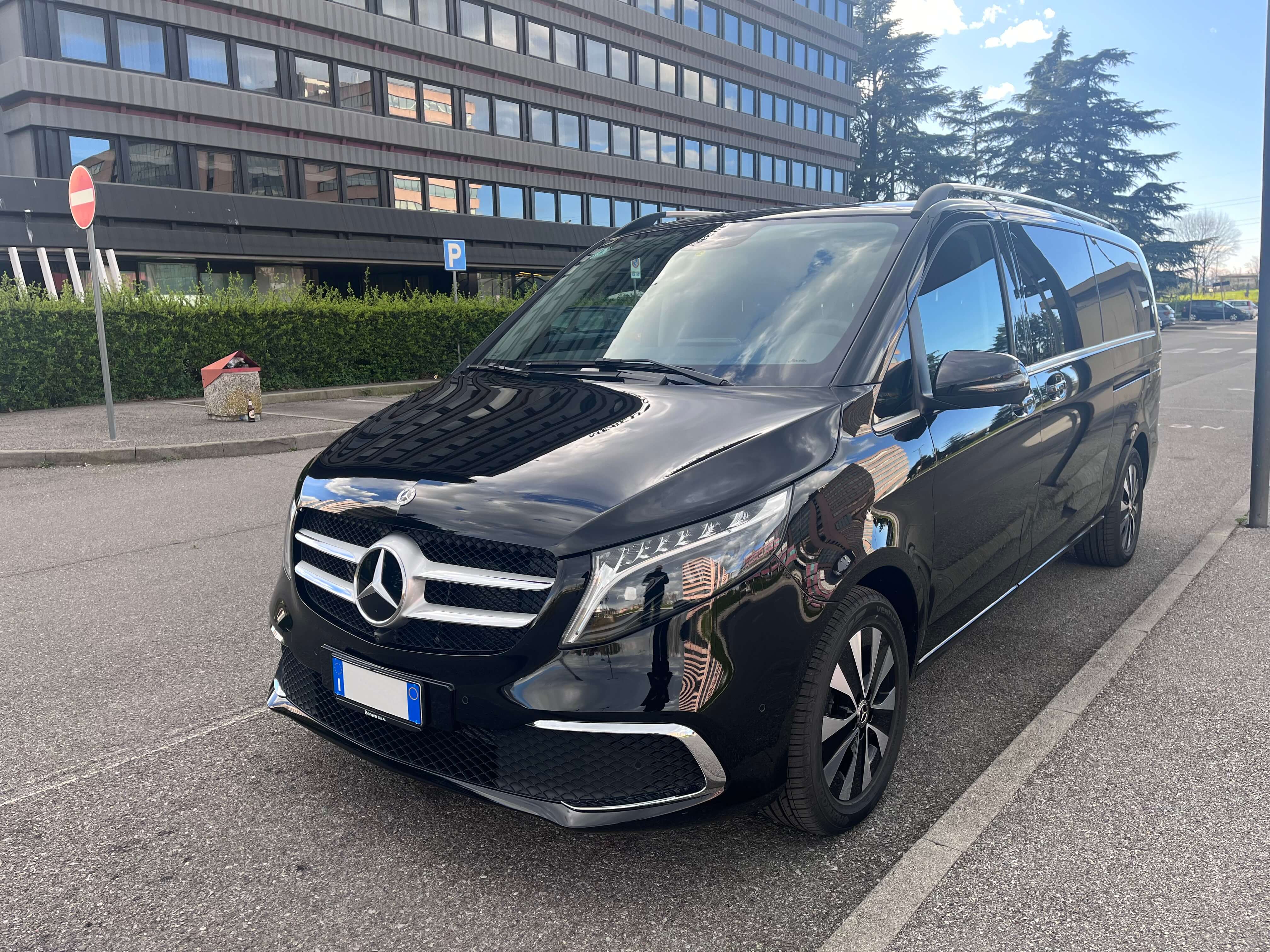 Noleggia un 6 posti a sedere Minivan (Mercedes Benz Classe V Extralong 2024) da Bondoni Daniele a Anfo 