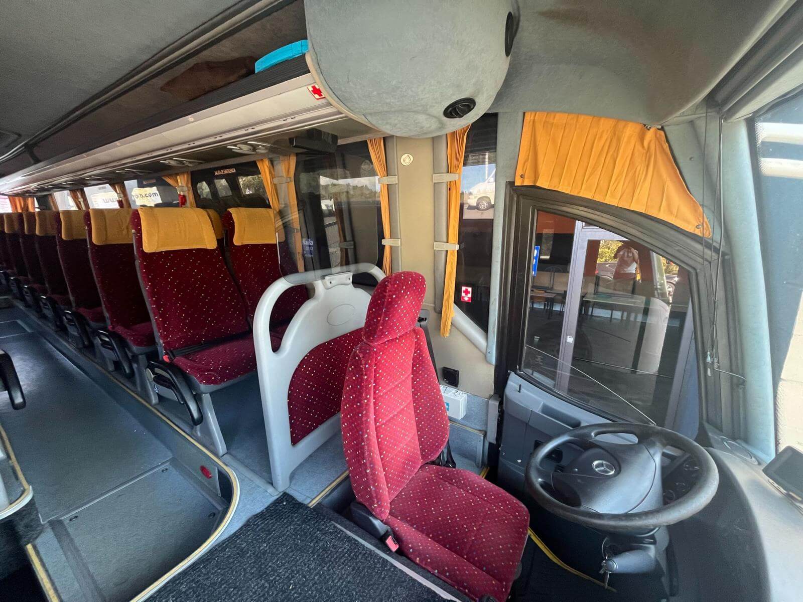 Hire a 36 seater Standard Coach (MERCEDES ANDECAR  2015) from AUTENTOTURISMO, Lda in VALE CÔVO 