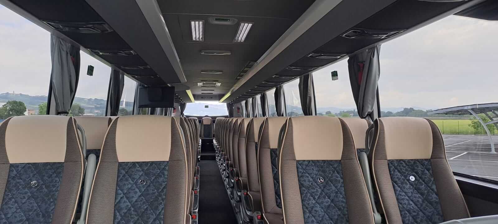 Alquile un Autocar Ejecutivo de 51 plazas Mercedes-Benz / Setra Mercedes-Benz Tourismo RHD / Setra S515 HD 2026) de Autorimessa Battagli & Spinelli - Baspi Bus de Firenze 