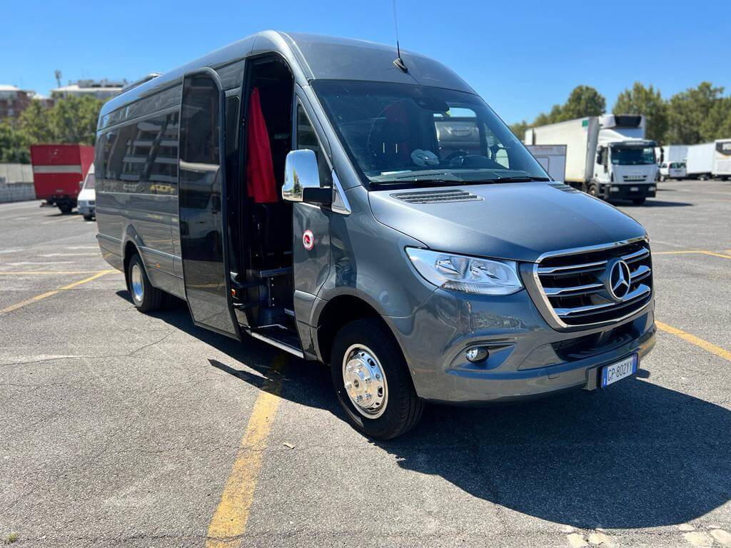 Noleggia un Minibus  20 posti MERCEDES SPRINTER 2023) da SANCHINI TRAVEL di SANCHINI MARIO de Roma 