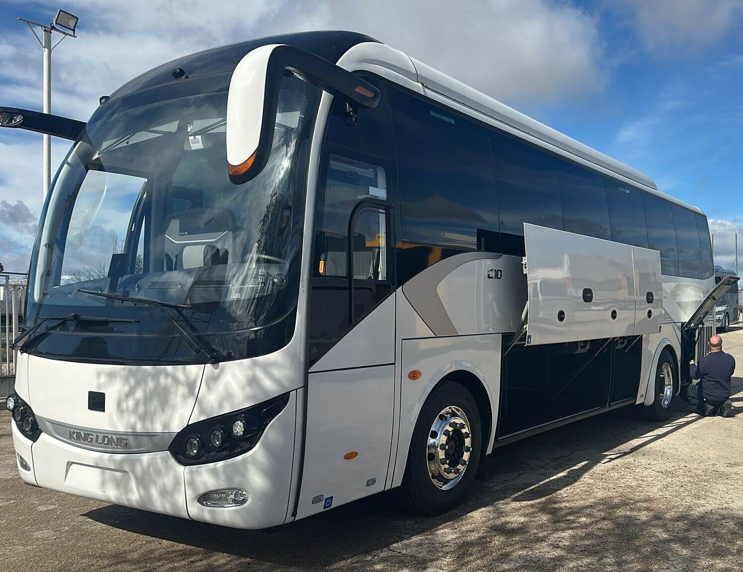 Alquila un 41 asiento Midibus (KING LONG C10 2025) de AUTOCARES MPM 2018, S.L. en Terrassa 