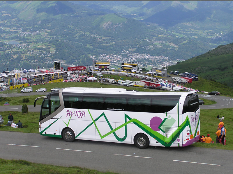 Mieten Sie einen 55 Sitzer Luxus VIP Reisebus (Iribus más espacio entre los asientos y más servicio 2008) von AUTOBUSES JUANTXU in Barakaldo 