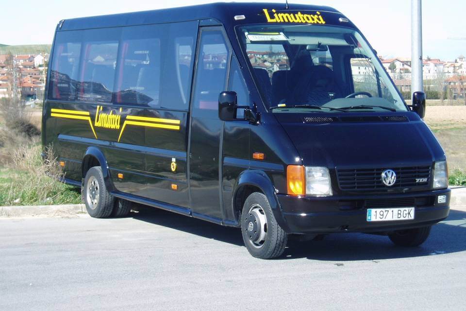 Alquila un 19 asiento Minibús (VW LT46 2010) de LIMUTAXI SL en BERIAIN 