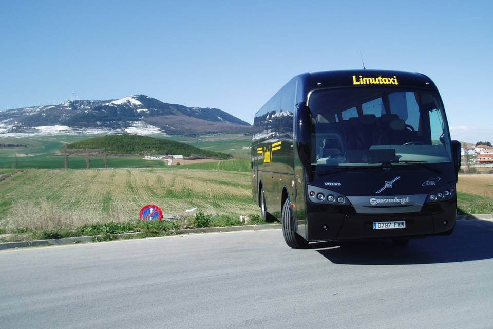 Huur een 23 seater Midibus (Iveco . 2010) van LIMUTAXI SL in BERIAIN 