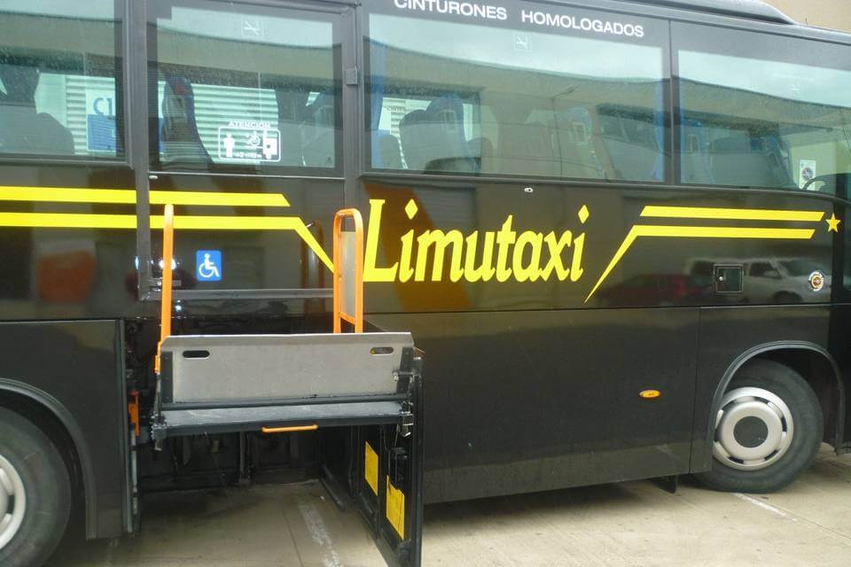 Huur een Bus met rolstoellift (MAN ENDECAR 2014) met 34 stoelen van LIMUTAXI SL uit BERIAIN 