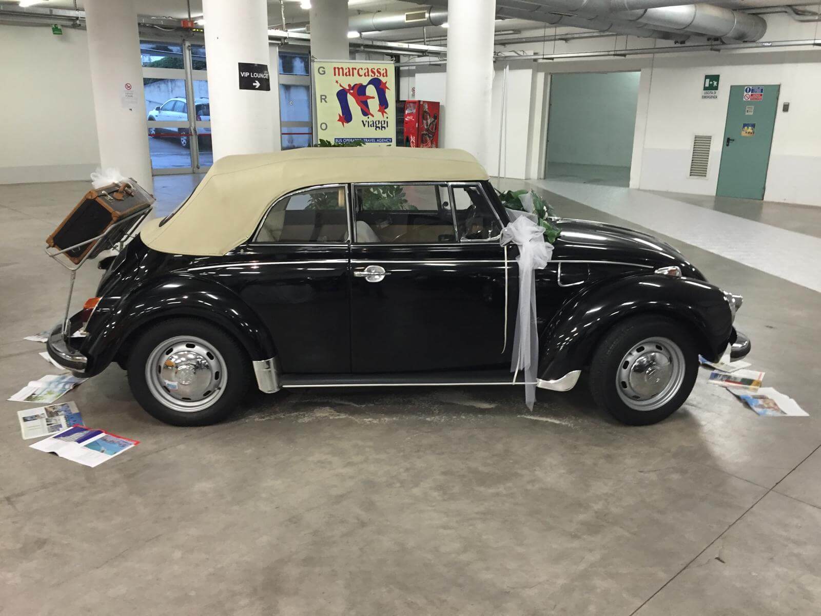 Noleggia un 3 posti a sedere Pullman d'epoca (VOLKSWAGEN MAGGIOLINO CABRIOLET 1972) da Marcassa Viaggi srl a Musile di Piave 