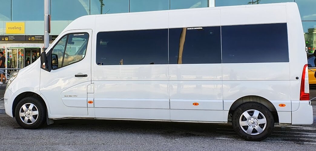 Alquila un 13 asiento Minibús (Renault  Master 2016) de J2 jaume transfer SL en Sant Cebrià de Vallalta 