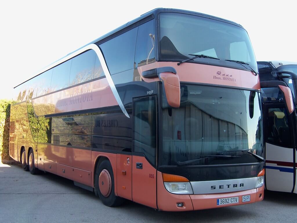 Huur een Panoramische bus ( Autocar ejecutivo con mucho espacio para las piernas, asientos y mesas de lujo y amplia gama de servicios.  2010) met 79 stoelen van Hnos Montoya uit Madrid 