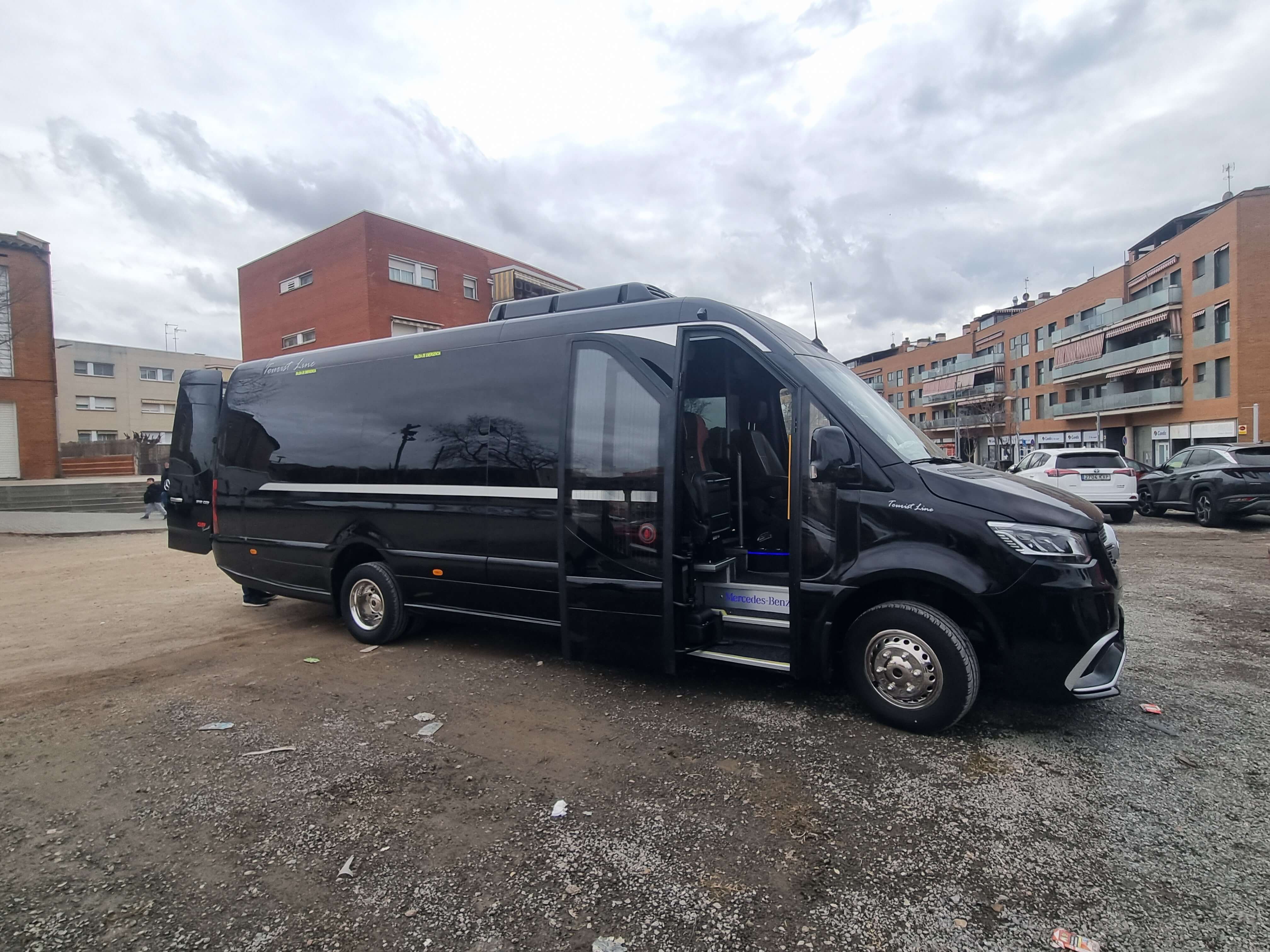 Alquile un Autocar Clase VIP de 19 plazas Mercedes Sprinter 2025) de VIP MONTPE TOURS de Oviedo 