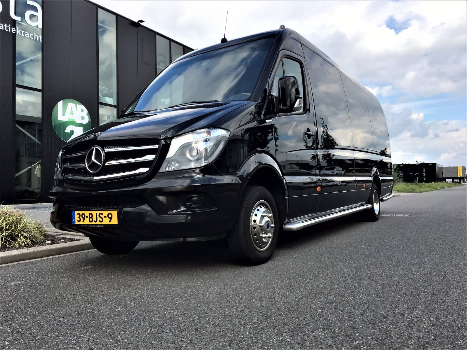 Alquila un 16 asiento Minibús (Mercedes  Sprinter 2017) de Direct Vip Service en Amsterdam 
