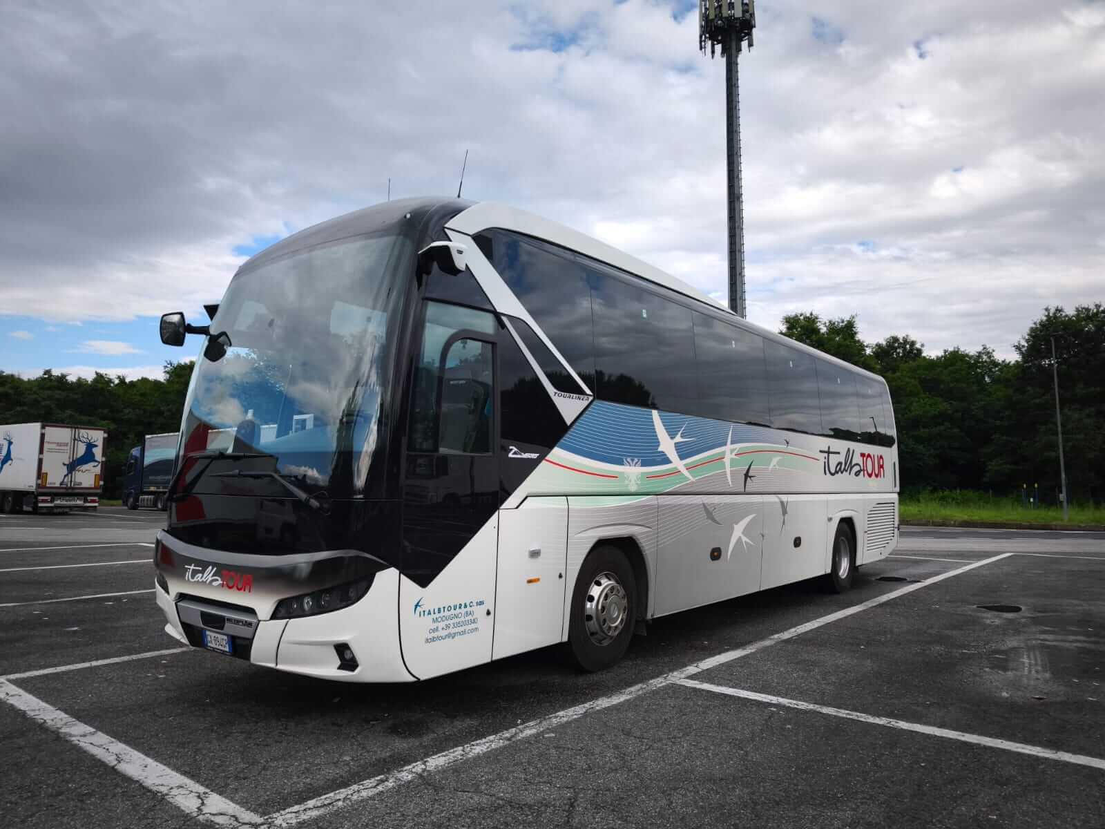 Alquila un 53 asiento Autocar estándard (Neoplan Tourliner 2025) de Italbtour Di Myrteza Artjan & C. S.A.S. en Modugno 
