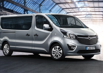 Alquila un 8 asiento Minivan (Opel Vivaro 2016) de Nolauto Alghero en Alghero 