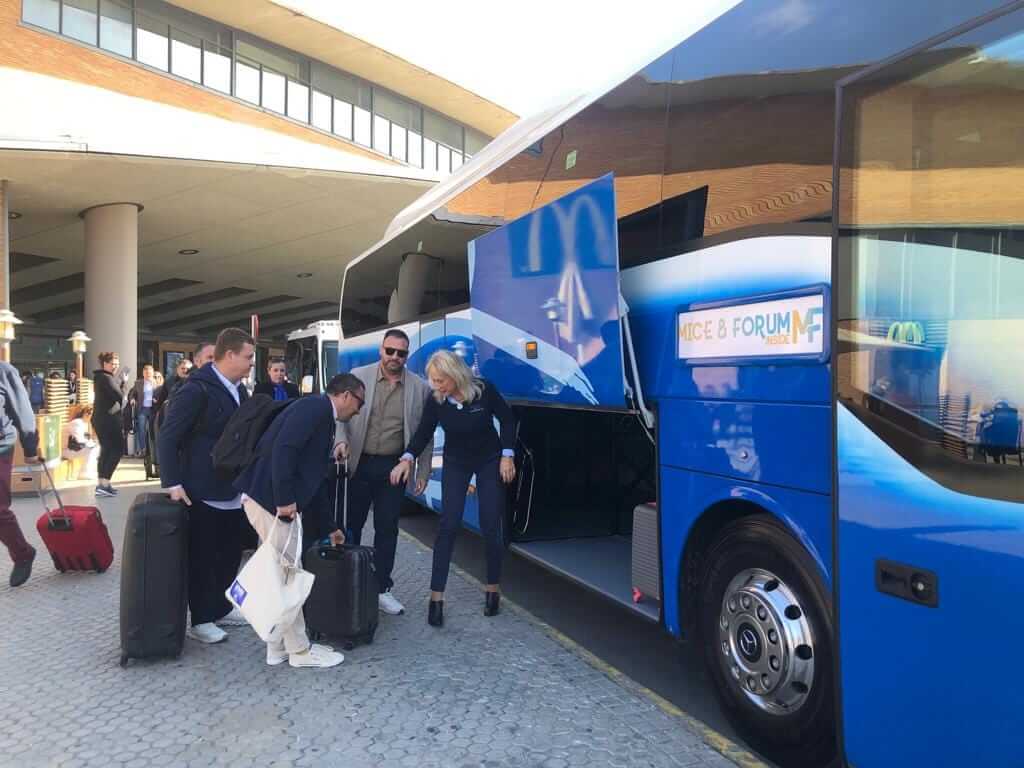 Alquile un Bus Panorámico de 50 plazas MERCEDES BENZ MERCEDES BENZ 2019) de ROSABUS de Sevilla 