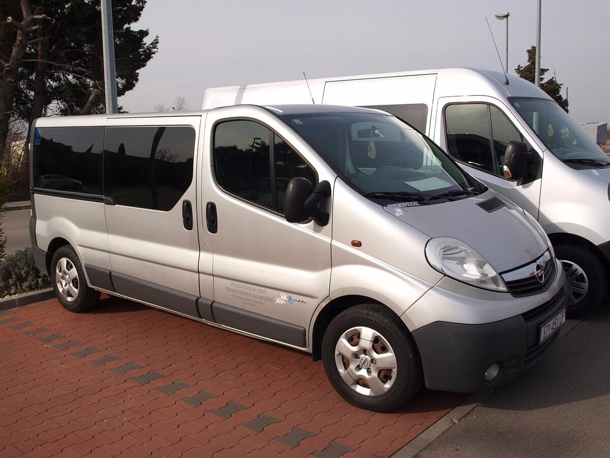 Hire a 13 seater Minibus  (Renault  Master 2012) from Transfersplit Dalmatino in Kaštel Gomilica 