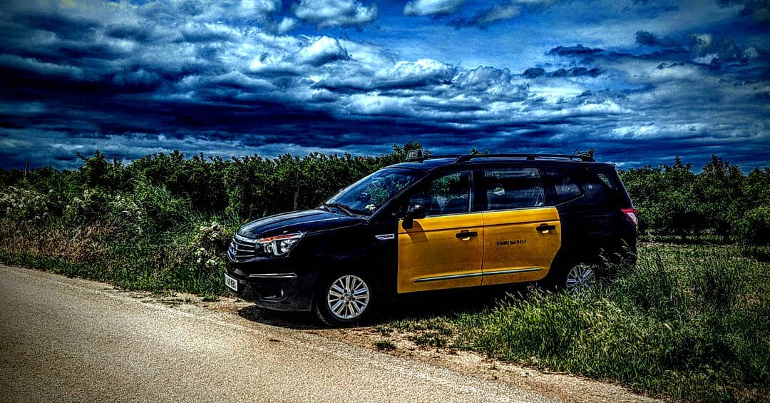 Alquila un 6 asiento Taxi XL (SsangYong Rodius 2017) de Taxi Juárez Barcelona en Barcelona 