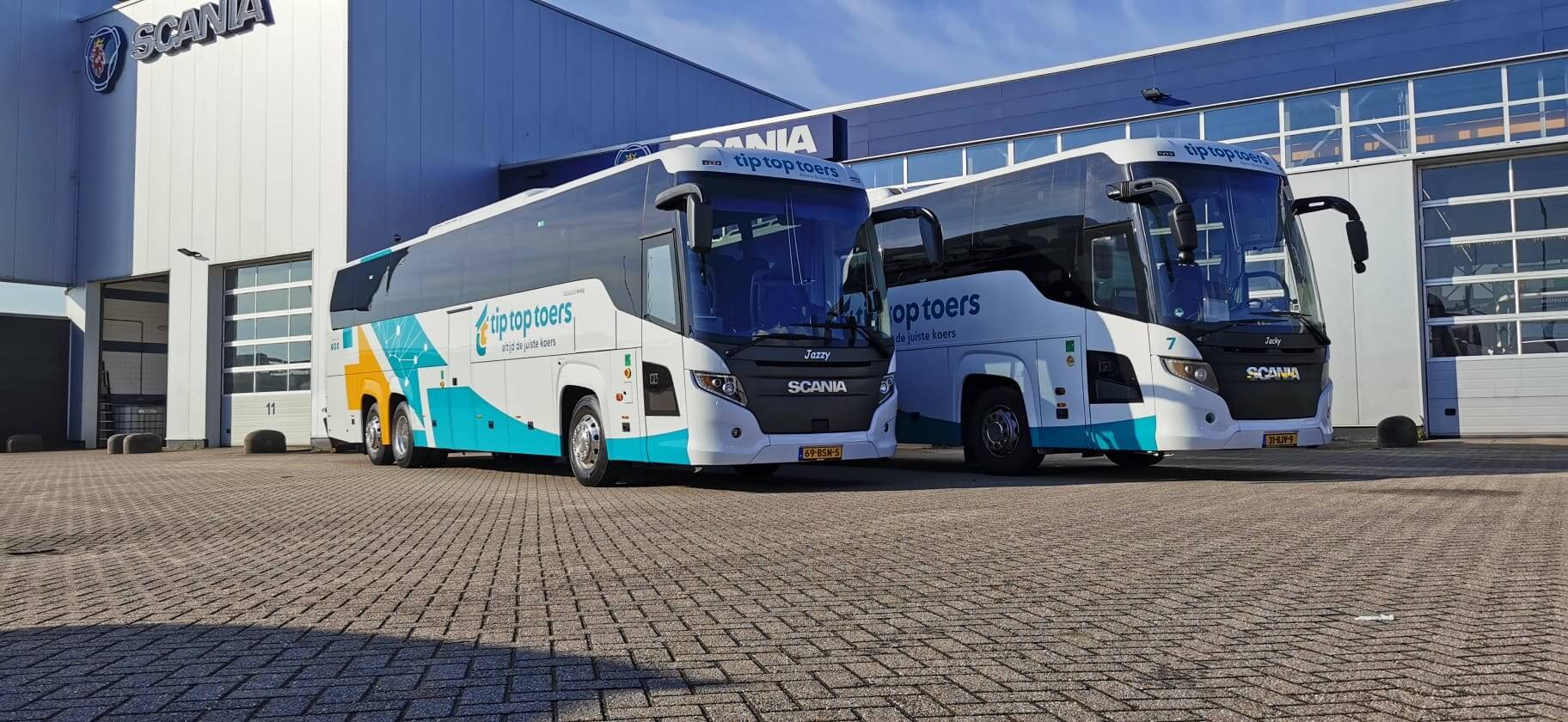 Huur een Standaard Bus -Touringcar (Scania  Touring 2011) met 58 stoelen van Tip Top Toers uit Almere - Buiten 