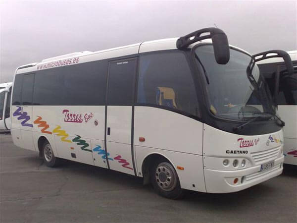 Mieten Sie einen 54 Sitzer Exklusiver Reisebus (Mercedes - Scania PB más espacio entre los asientos y más servicio 2019) von Autocares TORRES BUS S.L. in Villanueva de Bogas 