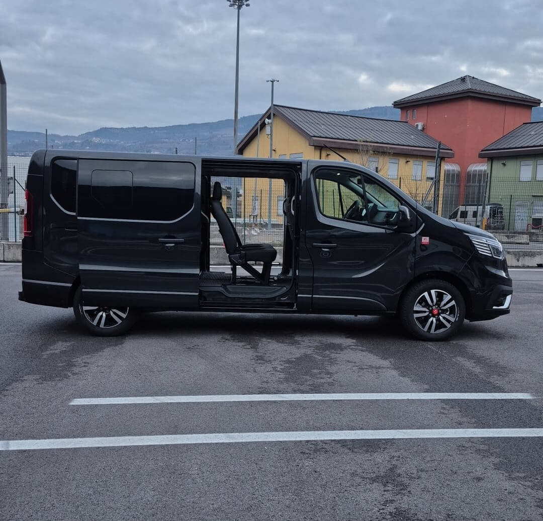 Alquila un 8 asiento Minibús (Renault Trafic Long version full-optional  2026) de Autonoleggio Amico Srl en TRENTO 
