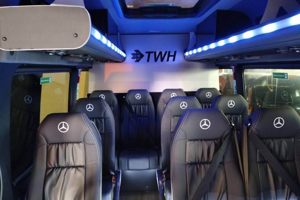 Innenraum mit Fahrersitz eines der MERCEDES BENZ SPRINTER DISNEY VIP (13 Plätze ) von TWH QUALITY SERVICES S.L in Murcia