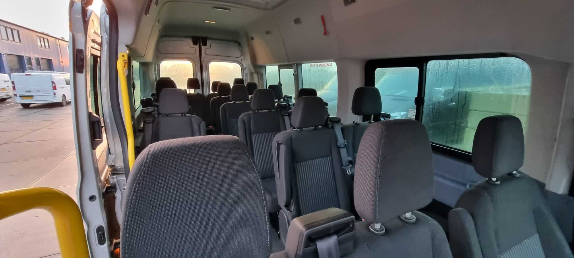 Alquile un Minibús de 17 plazas Ford Transit 2017) de Direct Vip Service de Amsterdam 