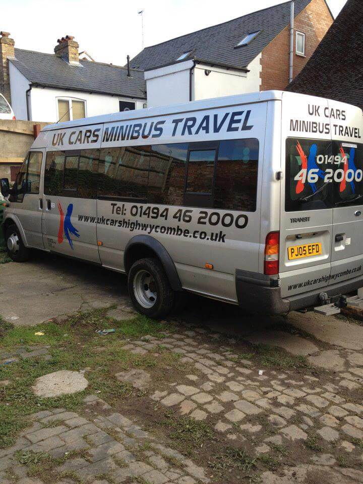 Noleggia un 16 posti a sedere Minibus  (Ford  Transit 2015) da Uk cars high Wycombe Ltd a High Wycombe 