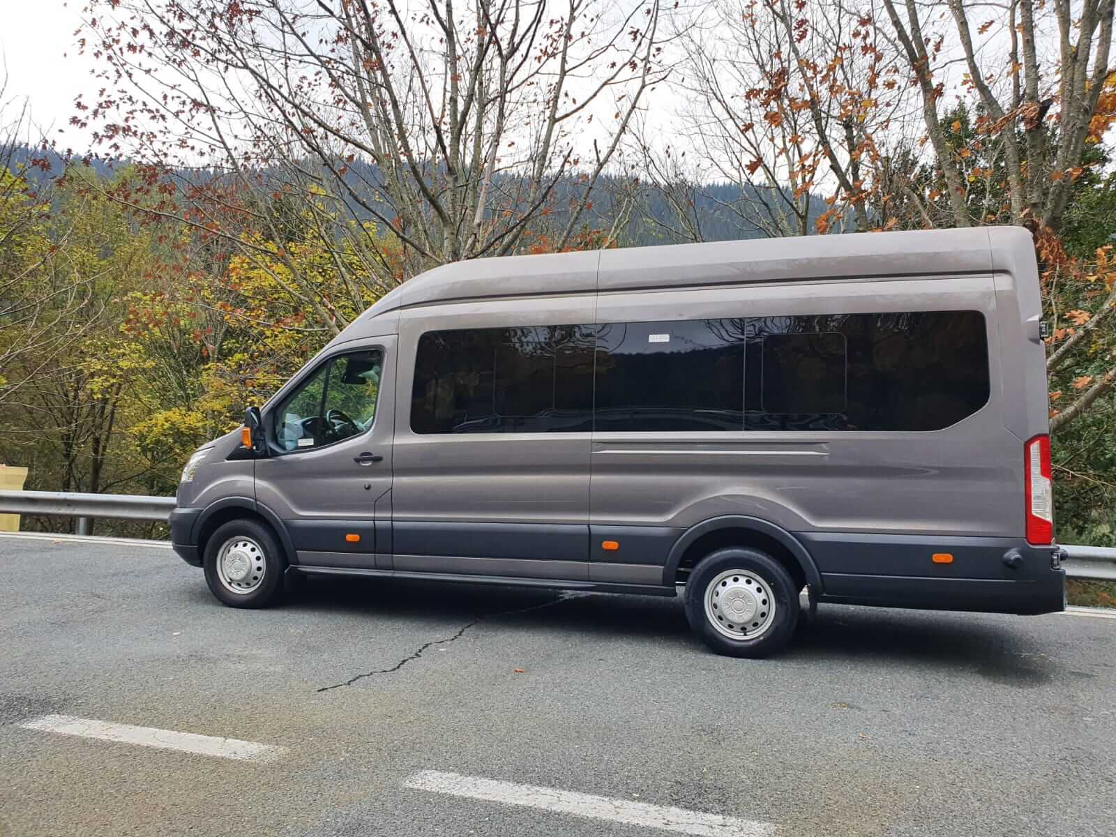 Alquila un 14 asiento Minibús (Ford Transit FT440 2017) de J2 jaume transfer SL en Sant Cebrià de Vallalta 