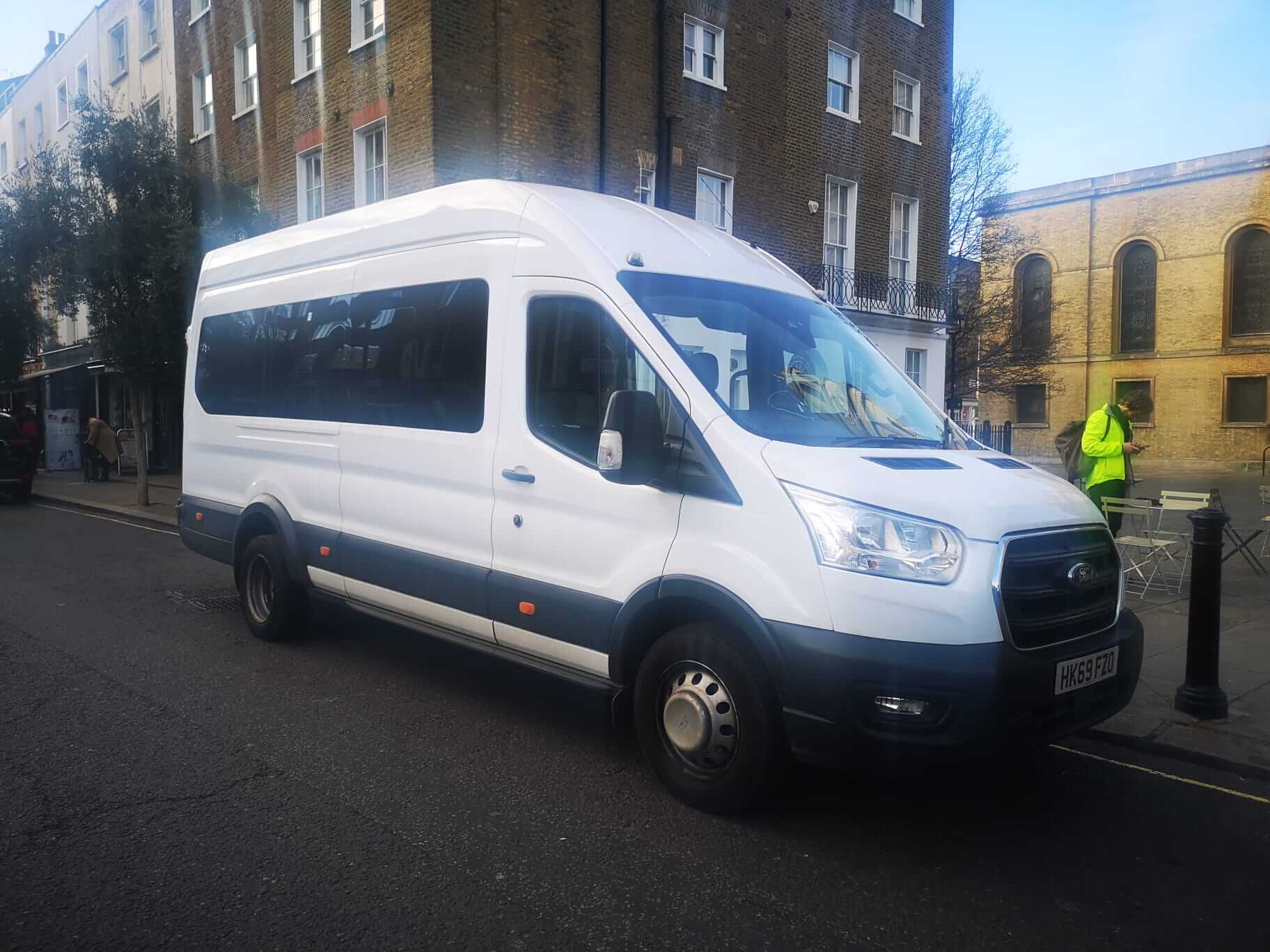 Alquila un 16 asiento Minibús (Ford Transit 2019) de George Regal Travel en London 