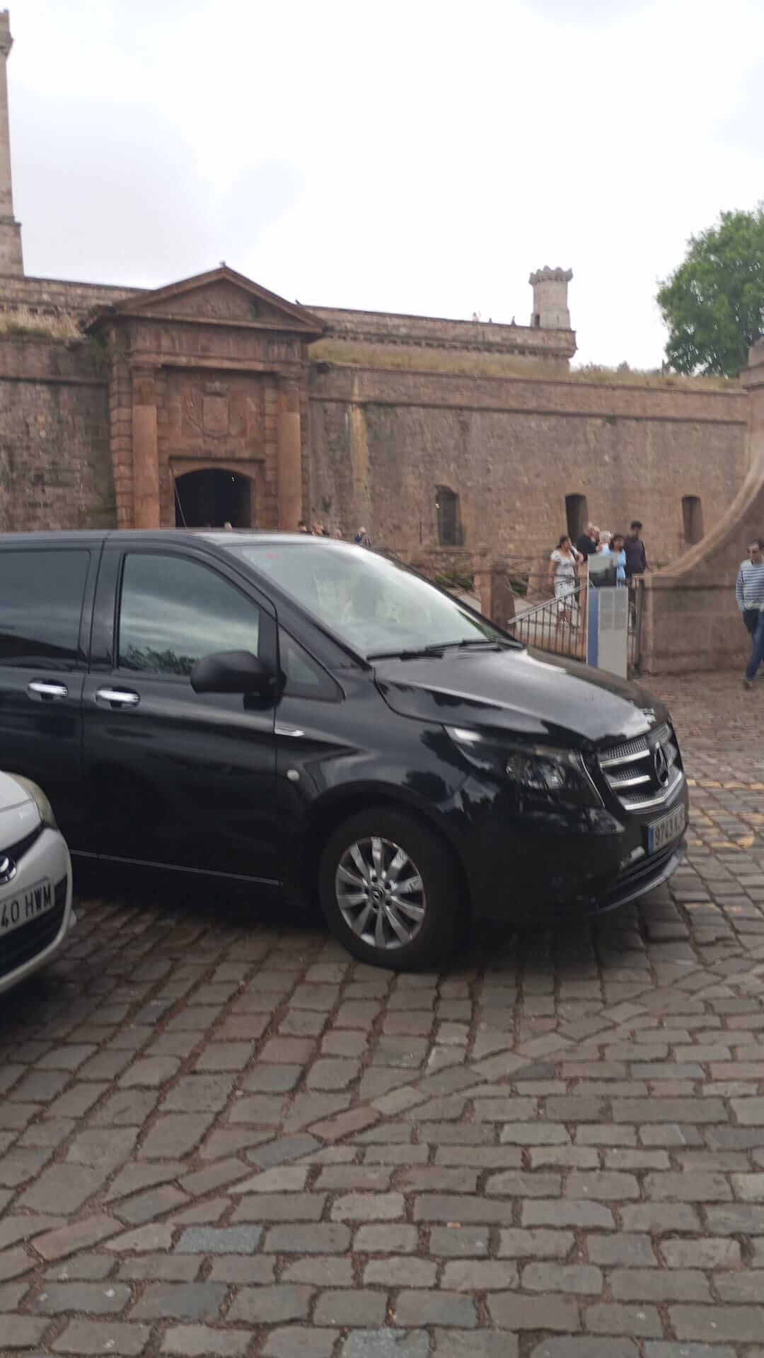 Noleggia un 6 posti a sedere Minivan (Mercedes V220 2017) da VIP MONTPE TOURS a Polinya
