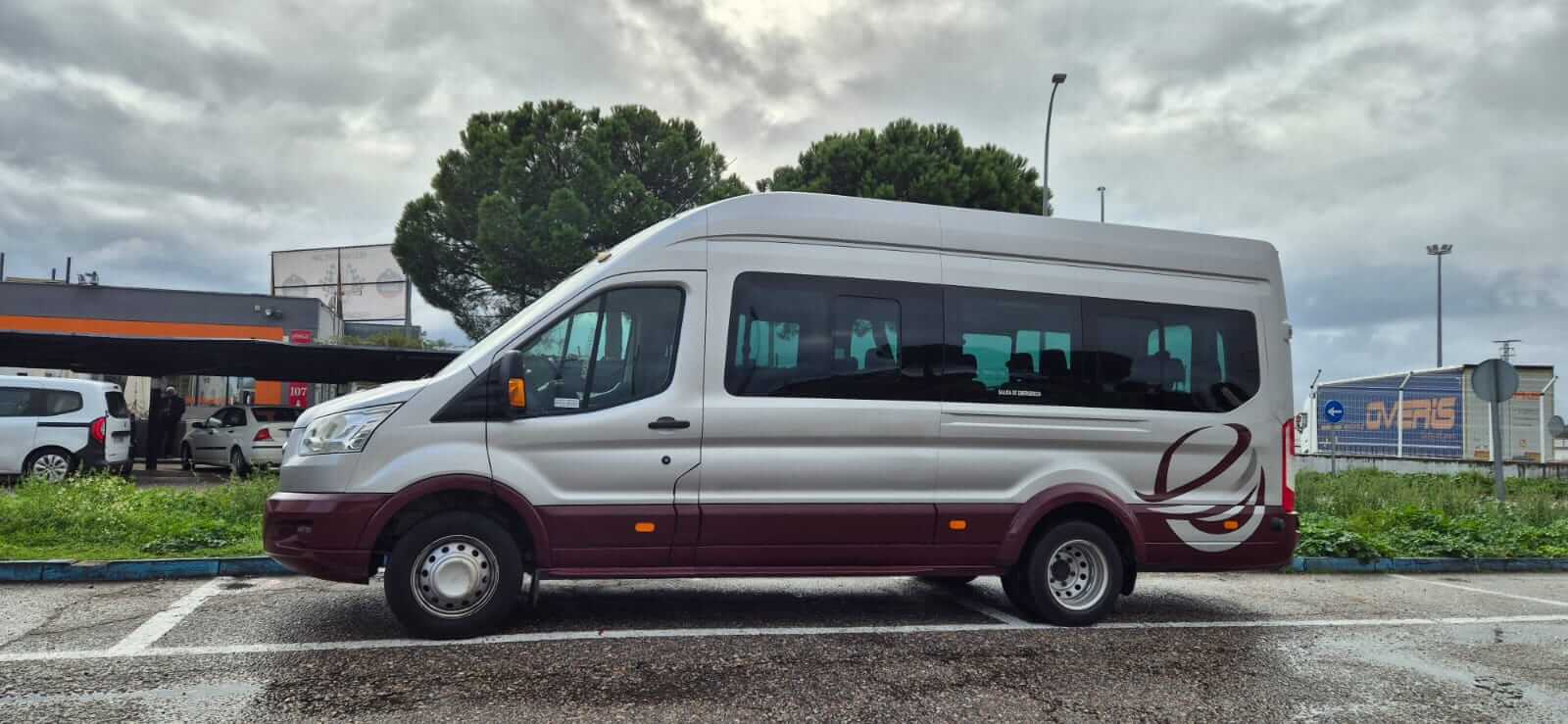 Alquila un 17 asiento Minibús (Ford Transit BUS 2017) de J2 jaume transfer SL en Sant Cebrià de Vallalta 