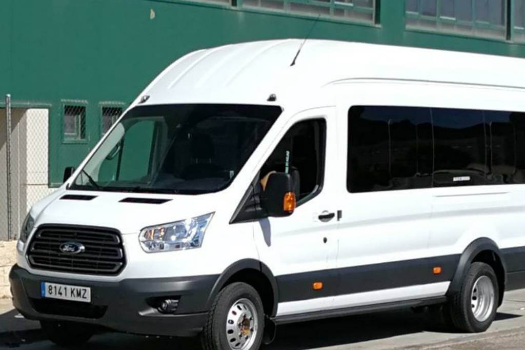 Alquila un 17 asiento Minibús (Ford  Transit 2018) de TAXIS YUS NIN en El Llor 