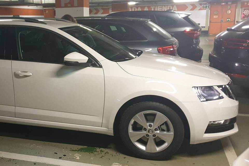 Lloga un 5 seients Cotxe amb xofer (Skoda Octavia combi 2020) a TAXIS YUS NIN a El Llor 