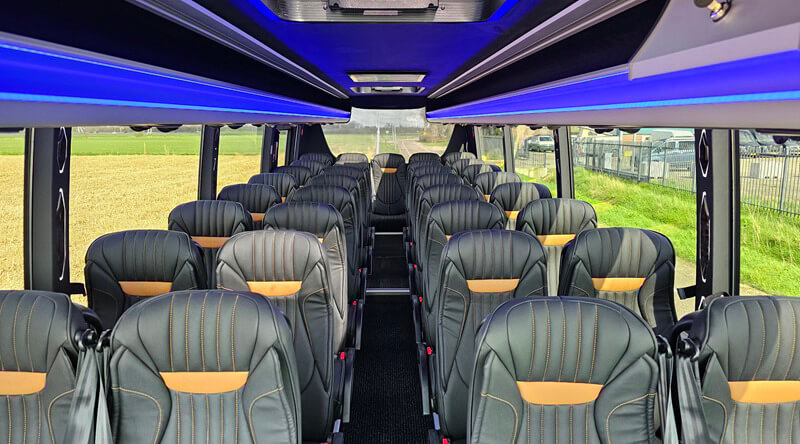 Mieten Sie einen 27 Sitzer Midibus (Iveco  VIP Wing 2024) von Direct Vip Service von Amsterdam 