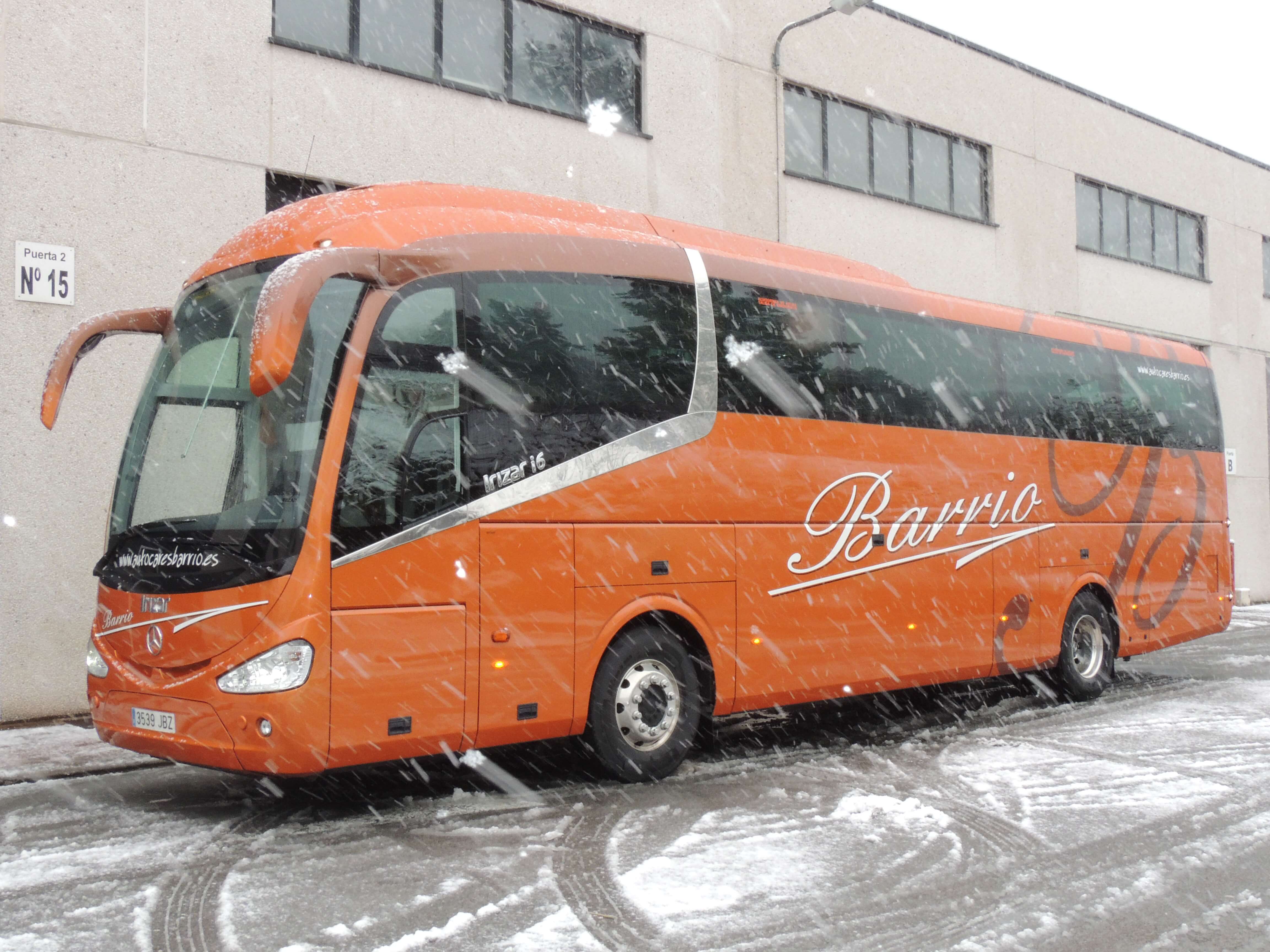 Alquile un Autocar estándard de 35 plazas Mercedes-Benz Irizar i6 2019) de AUTOBUSES BARRIO de Ermua 