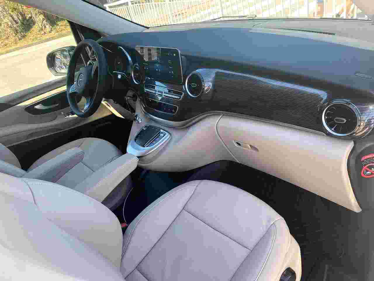 Alquile un Minivan de 7 plazas Mercedes Clase V 2023) de Autosbusvip de Caceres 