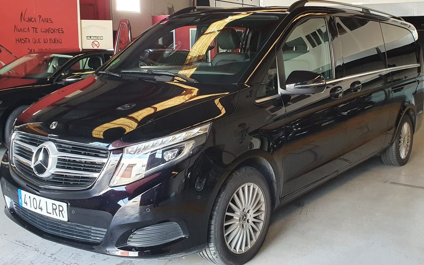 Seitenansicht eines der MERCEDES BENZ V CLASS (7 Plätze ) von TWH QUALITY SERVICES S.L in Murcia