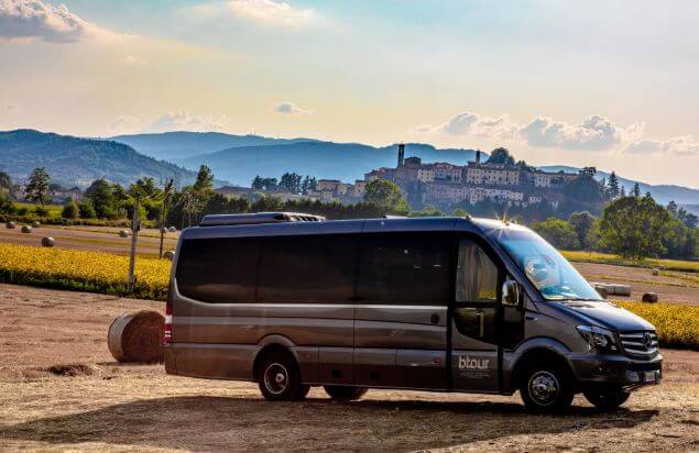 Noleggia un 20 posti a sedere Minibus  (Mercedes Sprinter 2018) da bTOUR SRL a Pistrino 