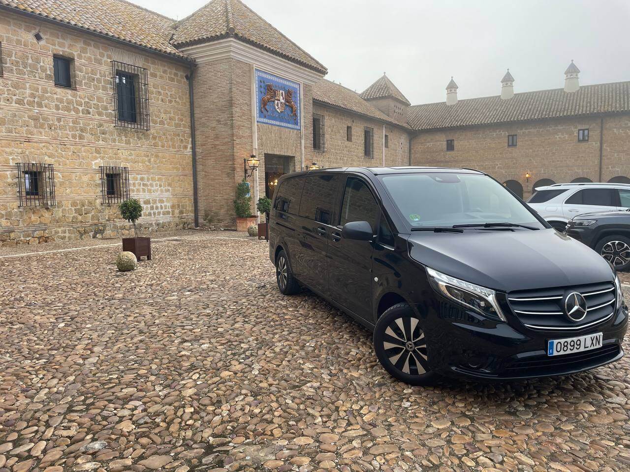 Alquila un 8 asiento Minivan (Mercedes Vito 2022) de Autosbusvip en Caceres 