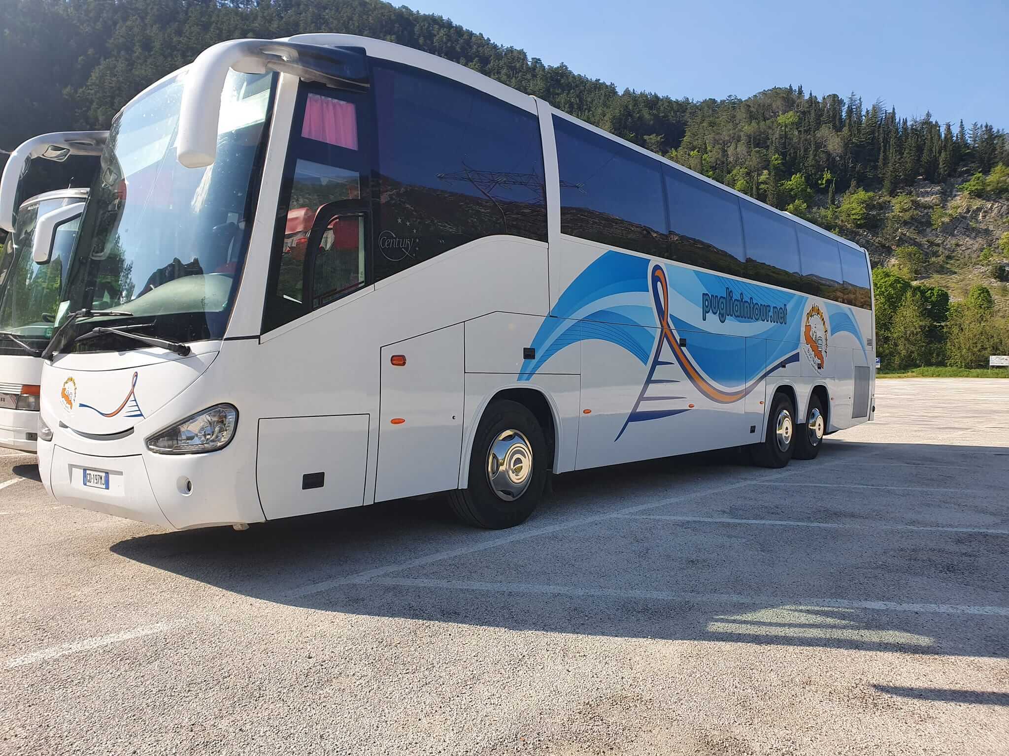 Alquile un Standard Coach de 58 plazas Irizar Scania New Century 2010) de Puglia in tour bus travel s.r.l de Martina Franca  